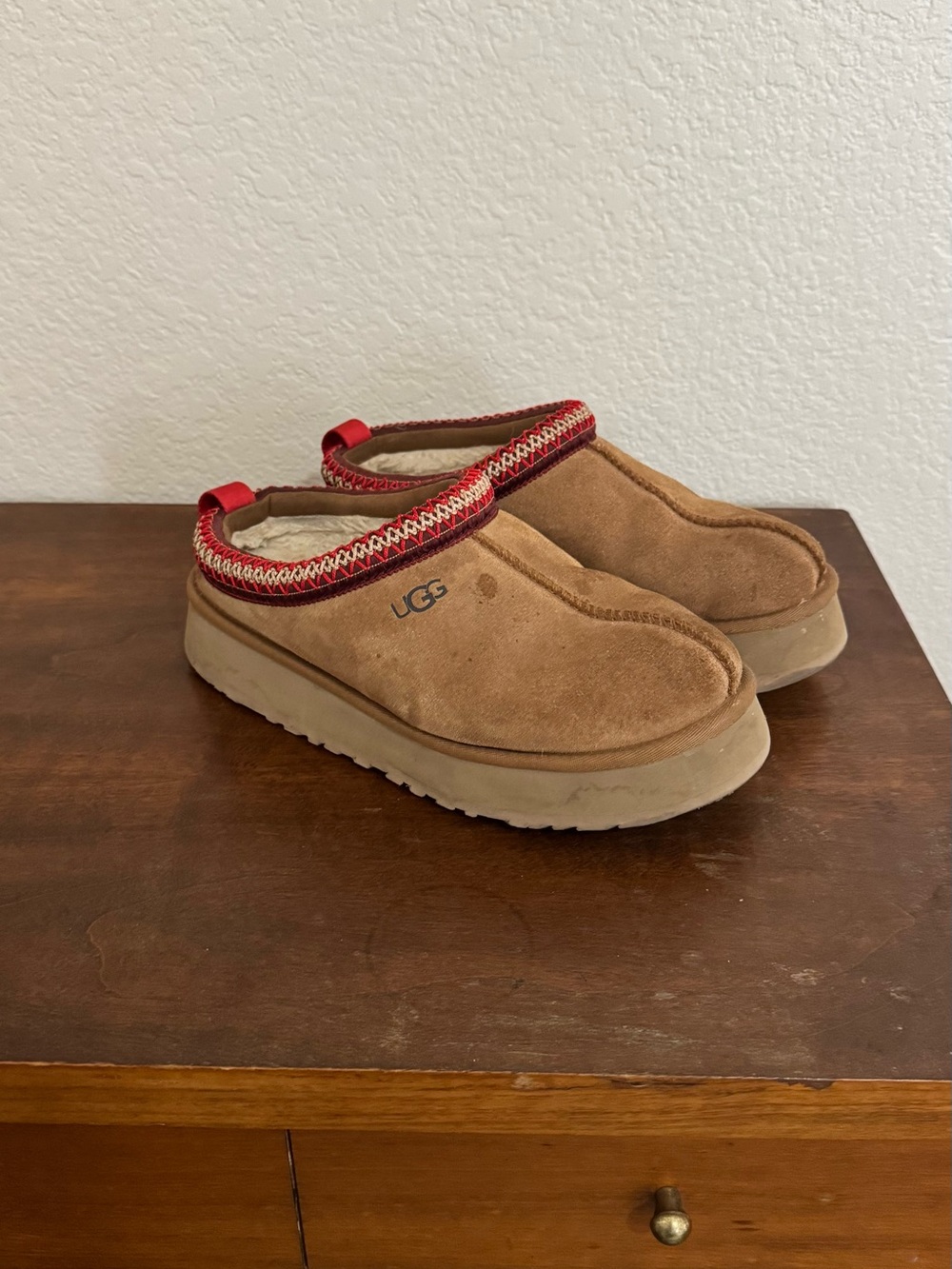 UGG Tasman (Tazz) Platform Mule with Red Trim - Picture 3 of 6